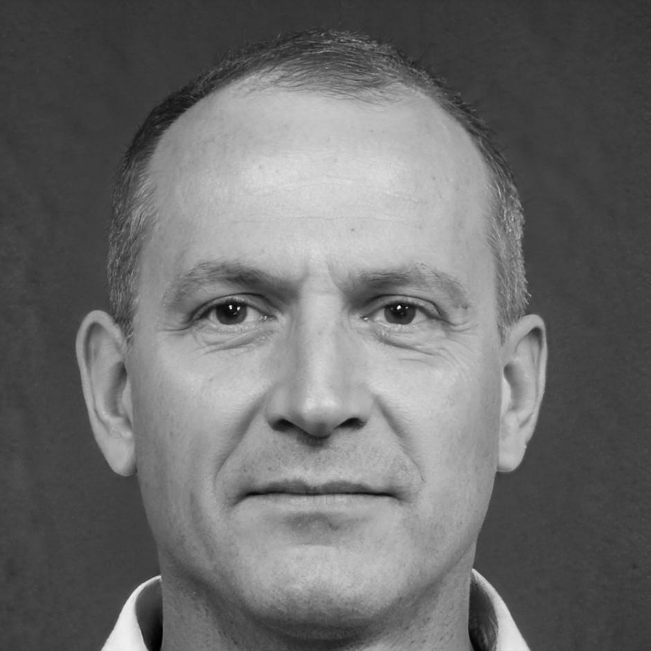 Retrato de instructor especializado en educación financiera internacional